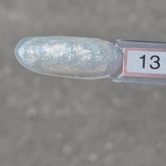 Quida Buildergel 13 Ice Crystal - ijzig lichtblauw-zilver parelmoer shimmer hard gel buildergel in het zonlicht, textuur en consistentie zichtbaar 30gr