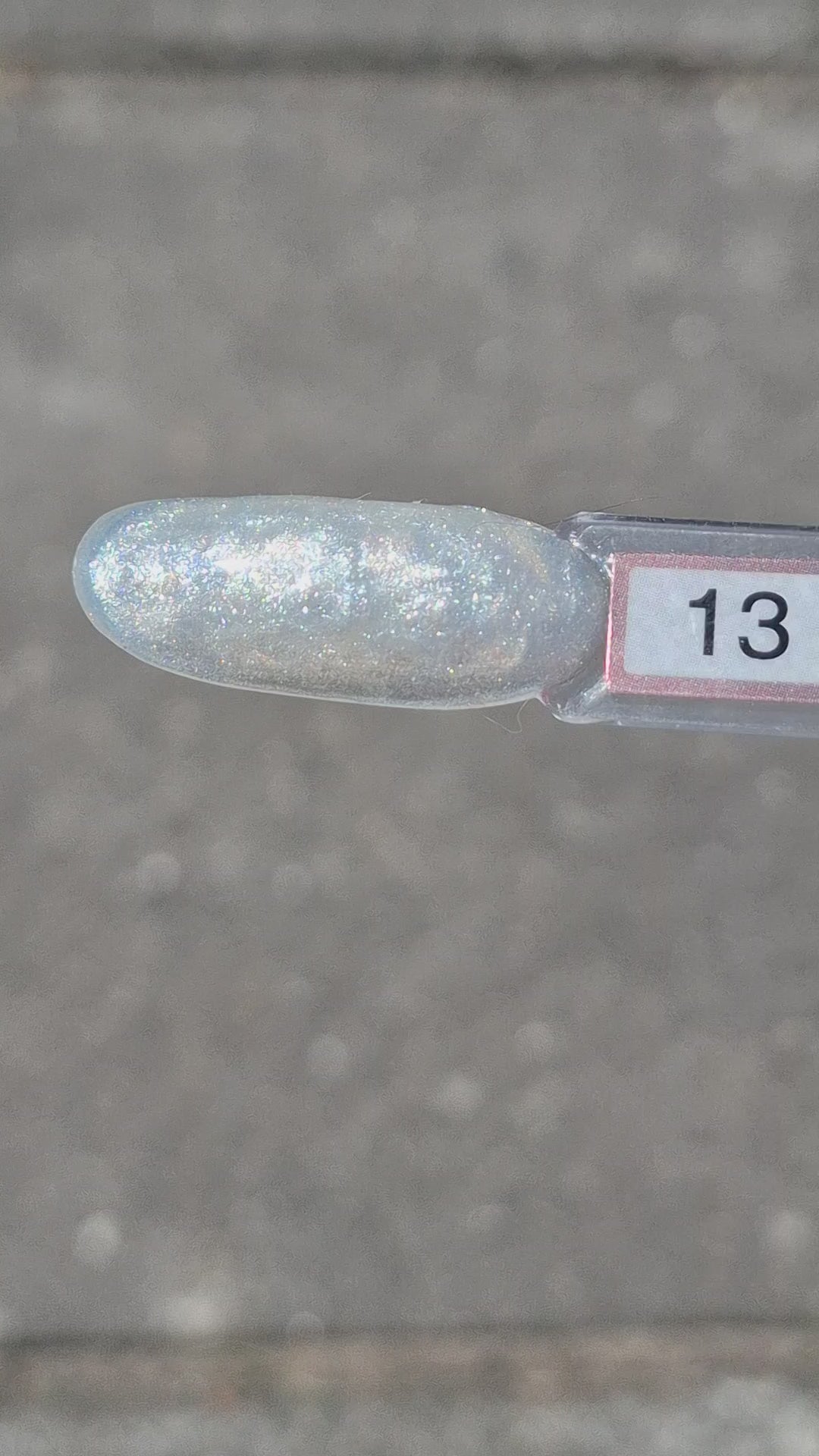 Quida Buildergel 13 Ice Crystal - ijzig lichtblauw-zilver parelmoer shimmer hard gel buildergel in het zonlicht, textuur en consistentie zichtbaar 30gr