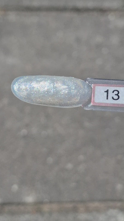 Quida Buildergel 13 Ice Crystal - ijzig lichtblauw-zilver parelmoer shimmer hard gel buildergel in het zonlicht, textuur en consistentie zichtbaar 30gr