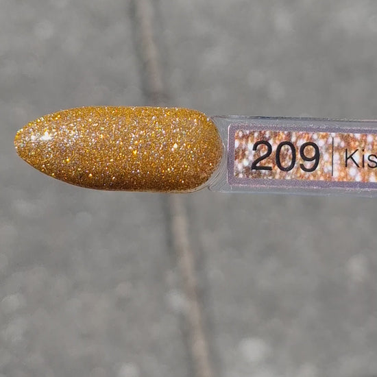 Quida Gelpolish 209 Kiss Me In Orbit - vol fel goud met fijne glitter gelpolish aangebracht op nagels in het zonlicht, 15ml