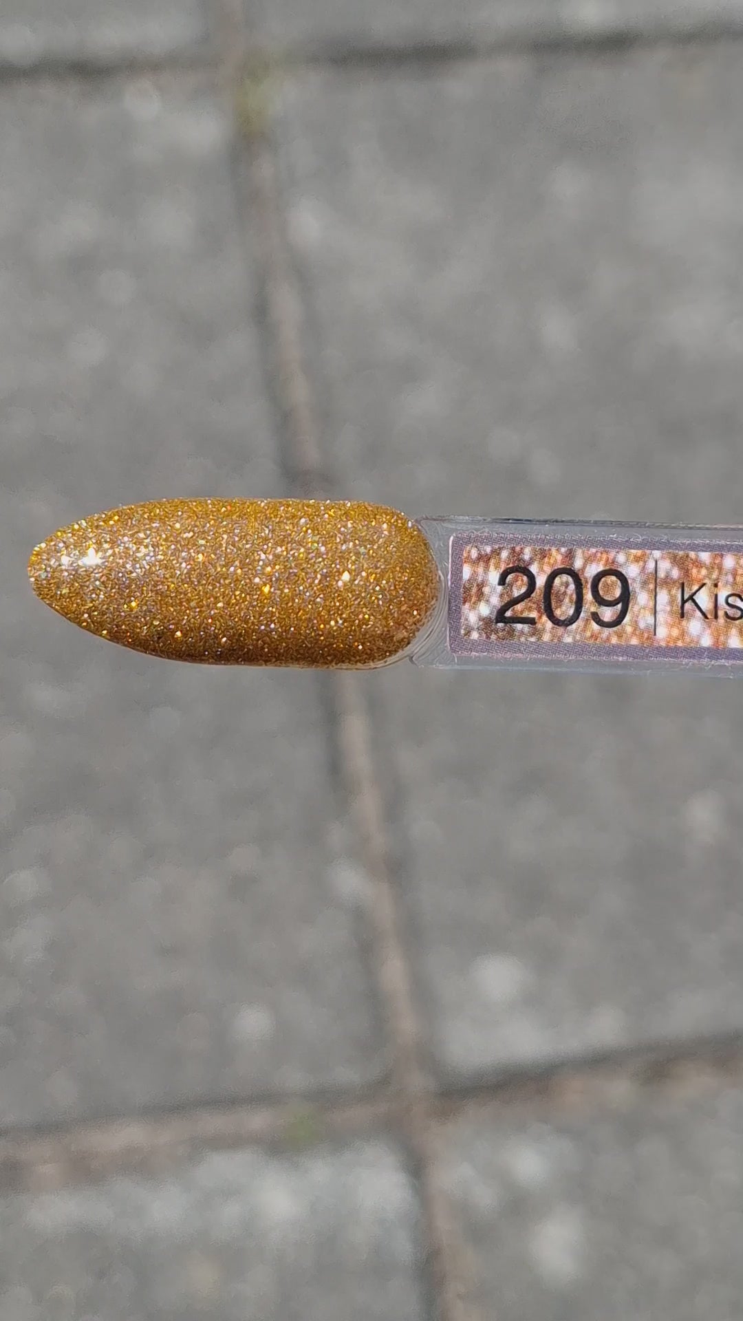 Quida Gelpolish 209 Kiss Me In Orbit - vol fel goud met fijne glitter gelpolish aangebracht op nagels in het zonlicht, 15ml