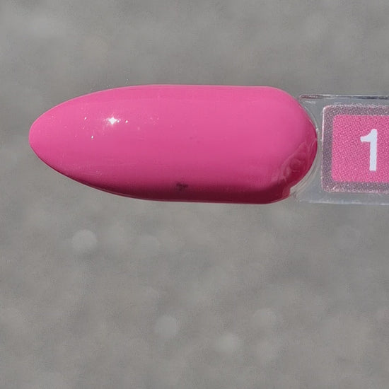 Quida Gelpolish 176 Hot Coral - diepe rijke paars-magenta gelpolish aangebracht op nagels in de zon, 15ml