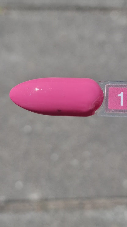 Quida Gelpolish 176 Hot Coral - diepe rijke paars-magenta gelpolish aangebracht op nagels in de zon, 15ml
