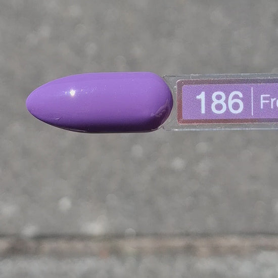 Quida Gelpolish 186 Fresh Purple - helder krachtig koningsblauw-paars gelpolish aangebracht op nagels in de zon, 15ml