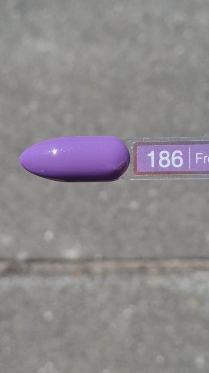 Quida Gelpolish 186 Fresh Purple - helder krachtig koningsblauw-paars gelpolish aangebracht op nagels in de zon, 15ml