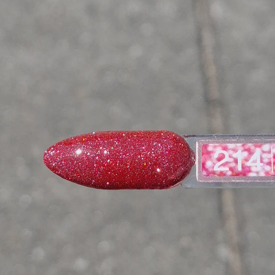 Quida Gelpolish 214 Stardust Fever - klassiek rood met superfijne rode microglitter gelpolish aangebracht op nagels in het zonlicht, 15ml