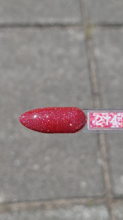Quida Gelpolish 214 Stardust Fever - klassiek rood met superfijne rode microglitter gelpolish aangebracht op nagels in het zonlicht, 15ml