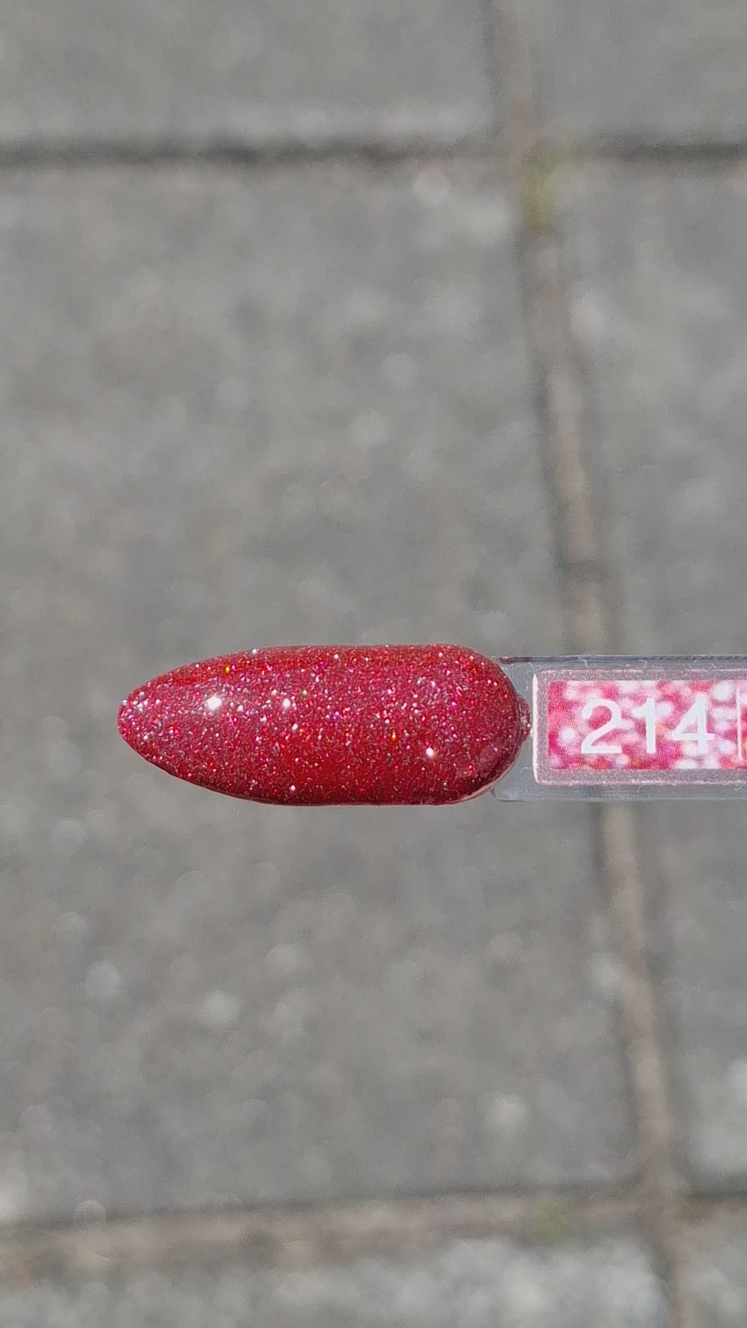 Quida Gelpolish 214 Stardust Fever - klassiek rood met superfijne rode microglitter gelpolish aangebracht op nagels in het zonlicht, 15ml