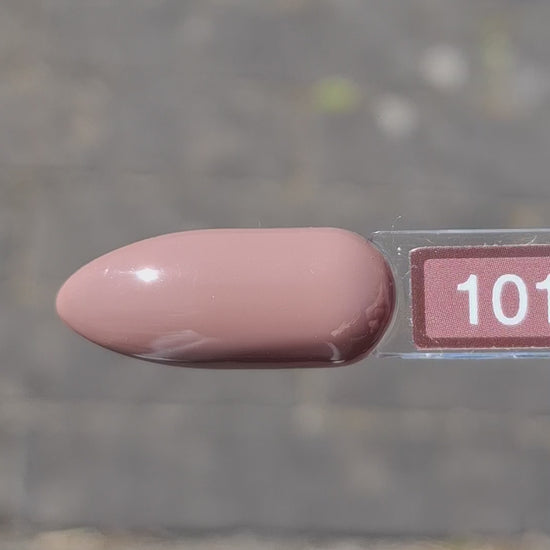 Quida Gelpolish 101 Almond Kiss - warme bruinroze gelpolish met terracotta gloed aangebracht op nagels, 15ml
