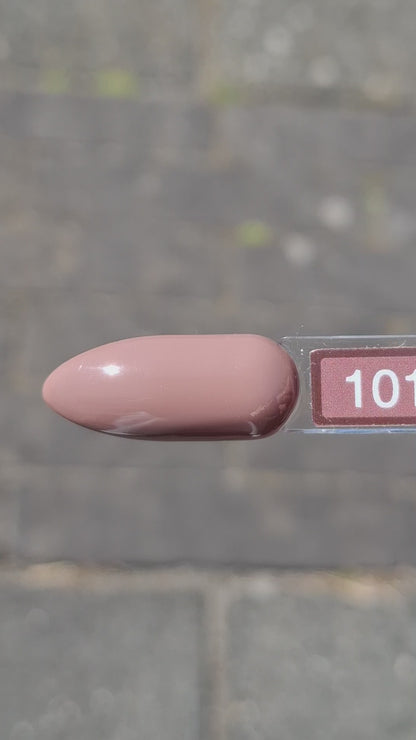 Quida Gelpolish 101 Almond Kiss - warme bruinroze gelpolish met terracotta gloed aangebracht op nagels, 15ml