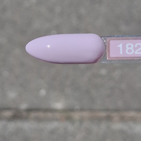 Quida Gelpolish 182 Iris Dusk - zacht licht lavendel gelpolish aangebracht op nagels in de zon, 15ml