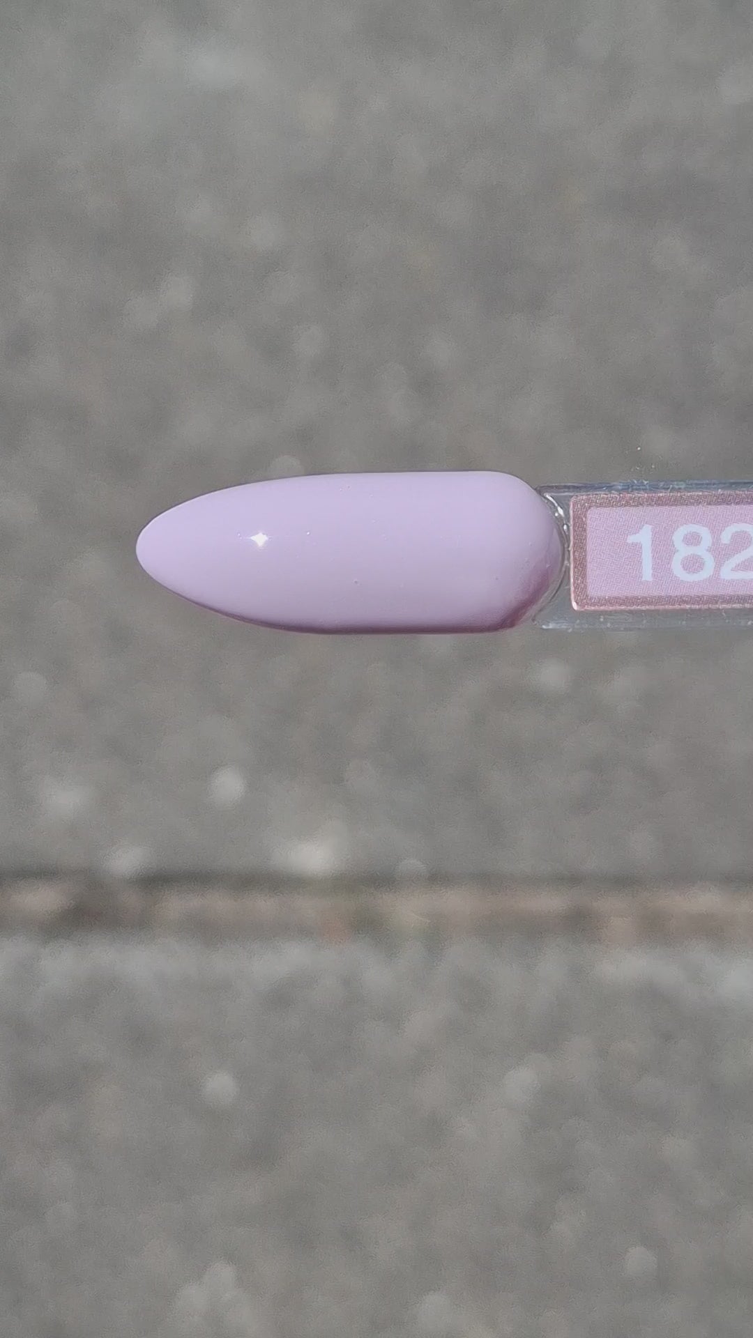 Quida Gelpolish 182 Iris Dusk - zacht licht lavendel gelpolish aangebracht op nagels in de zon, 15ml