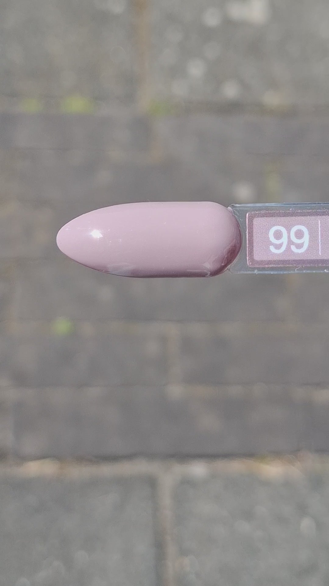 Quida Gelpolish 99 Tender Taupe - zachte mauve-paarse gelpolish aangebracht op nagels, 15ml