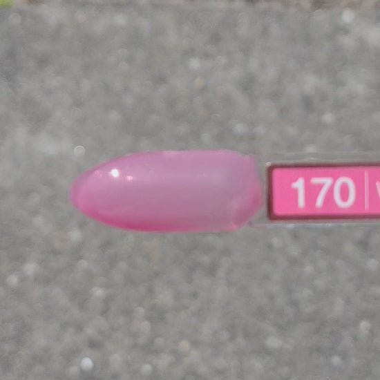 Quida Gelpolish 170 Whispering Bloom - semi-transparante sheer roze gelpolish aangebracht op nagels in de zon, 15ml