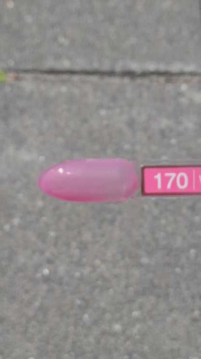 Quida Gelpolish 170 Whispering Bloom - semi-transparante sheer roze gelpolish aangebracht op nagels in de zon, 15ml