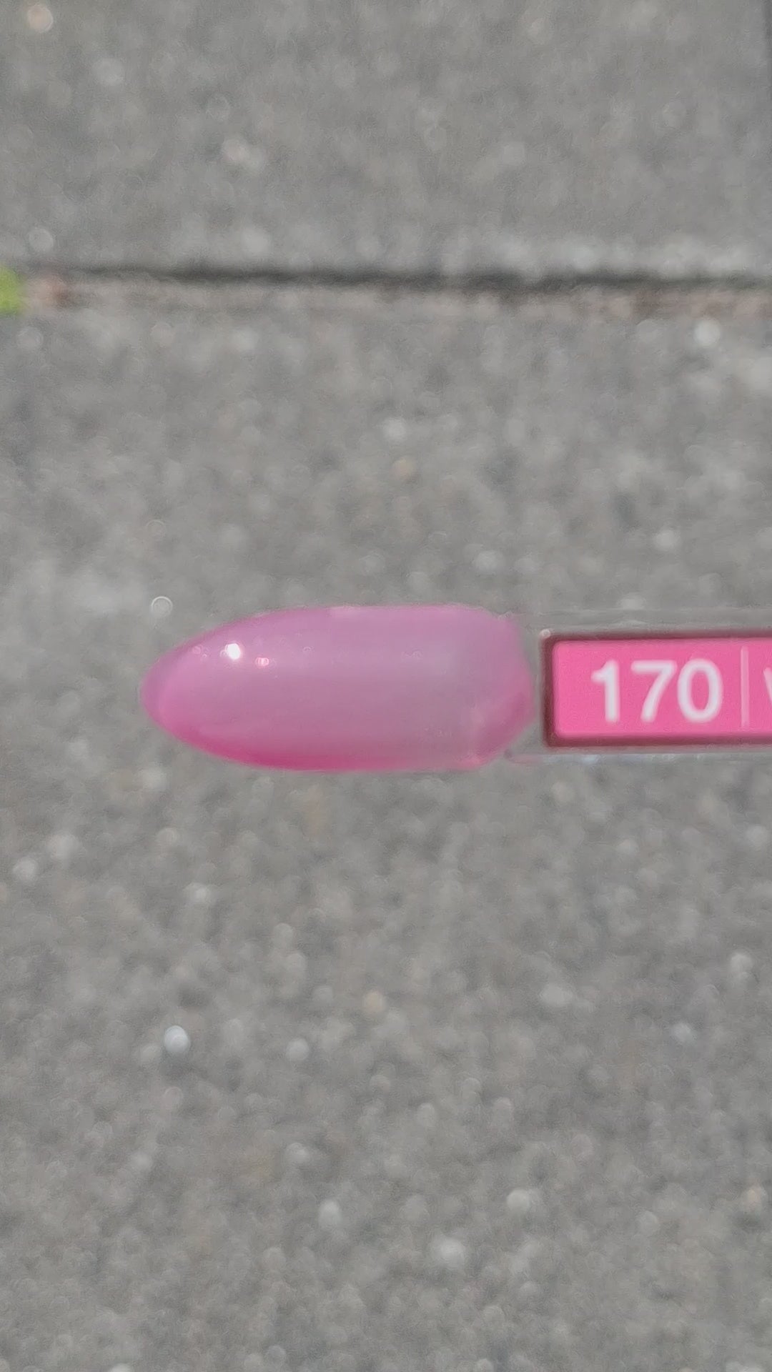 Quida Gelpolish 170 Whispering Bloom - semi-transparante sheer roze gelpolish aangebracht op nagels in de zon, 15ml