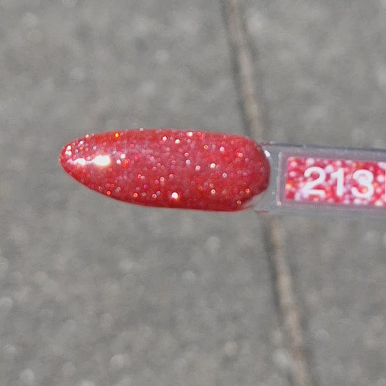 Quida Gelpolish 213 Milky Way Mood - warm koraalrood met holografische shimmer gelpolish aangebracht op nagels in het zonlicht, 15ml