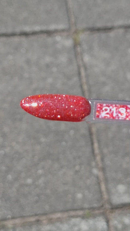 Quida Gelpolish 213 Milky Way Mood - warm koraalrood met holografische shimmer gelpolish aangebracht op nagels in het zonlicht, 15ml