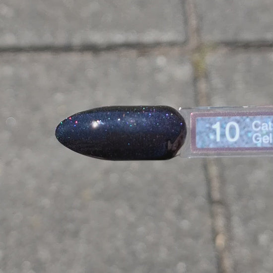 Quida Cat Eye Gelpolish 10 Cosmic Night - magnetisch donkerpaars cat eye-effect gelpolish aangebracht op nagels met magneet in het zonlicht, 15ml