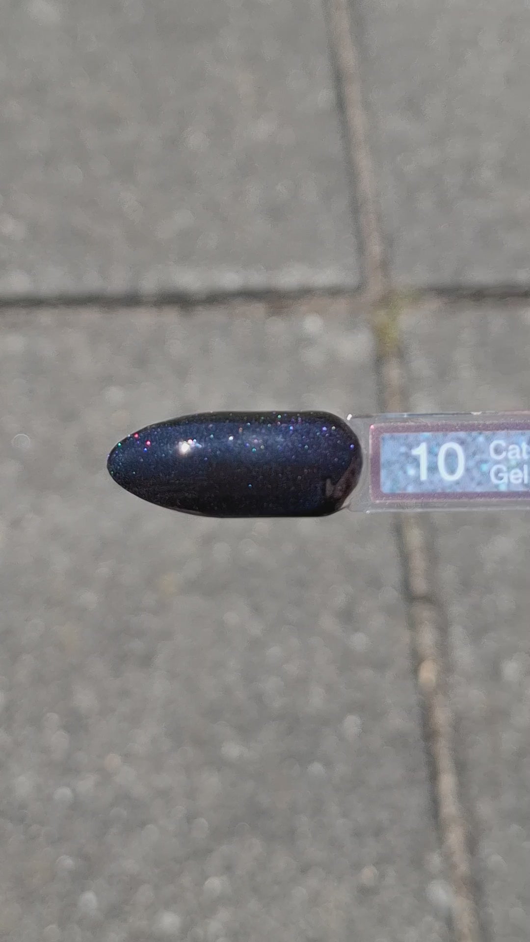 Quida Cat Eye Gelpolish 10 Cosmic Night - magnetisch donkerpaars cat eye-effect gelpolish aangebracht op nagels met magneet in het zonlicht, 15ml