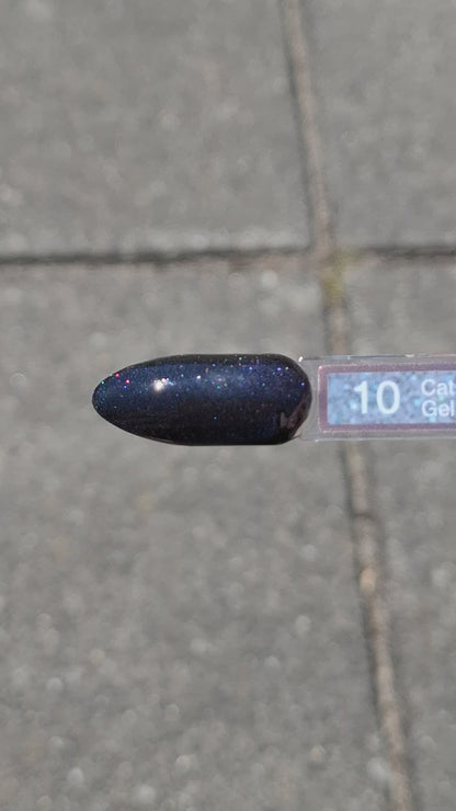 Quida Cat Eye Gelpolish 10 Cosmic Night - magnetisch donkerpaars cat eye-effect gelpolish aangebracht op nagels met magneet in het zonlicht, 15ml