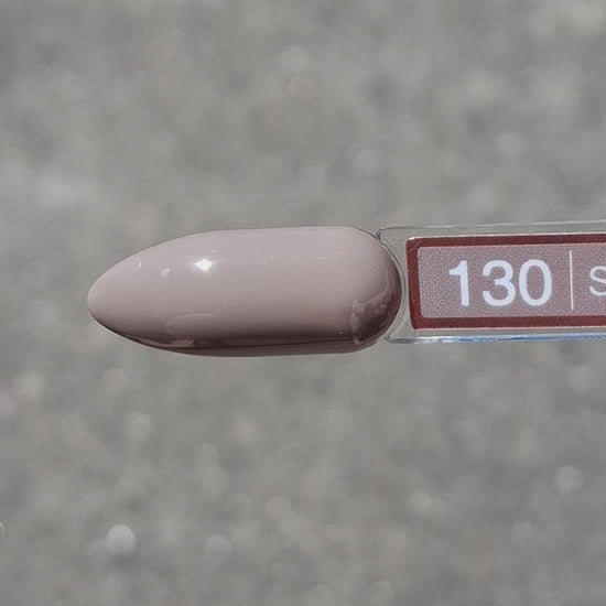 Quida Gelpolish 129 Frosted Silk - perfecte nude-roze gelpolish aangebracht op nagels, 15ml
