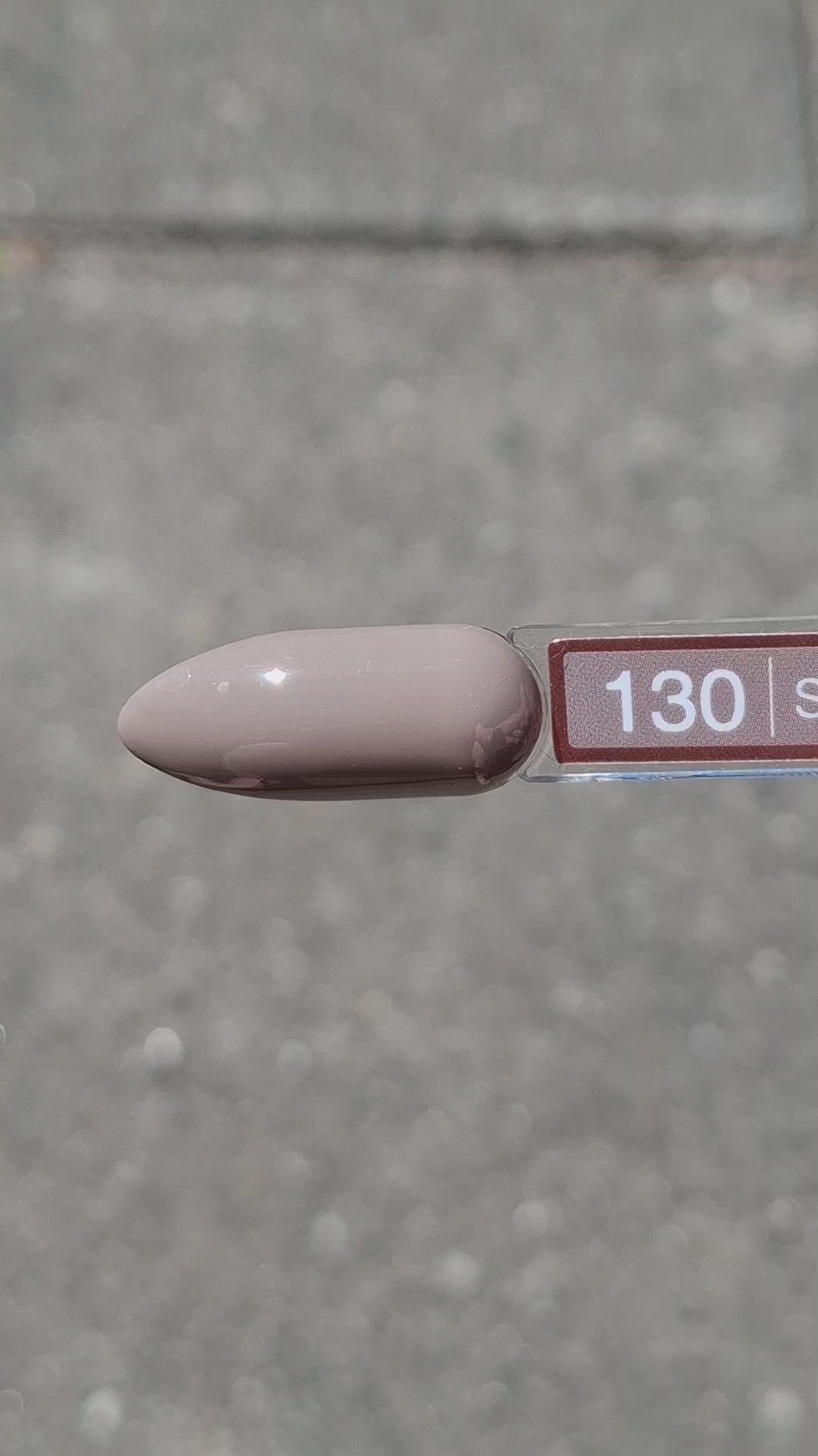 Quida Gelpolish 129 Frosted Silk - perfecte nude-roze gelpolish aangebracht op nagels, 15ml