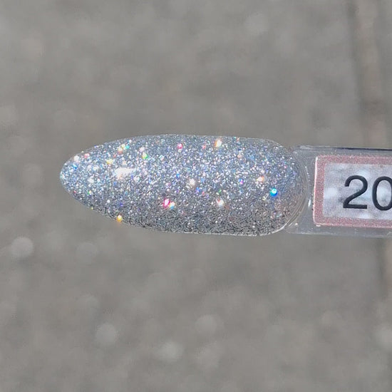 Quida Gelpolish 201 Silver Rain - zilver glitter gelpolish aangebracht op nagels in het zonlicht, 15ml