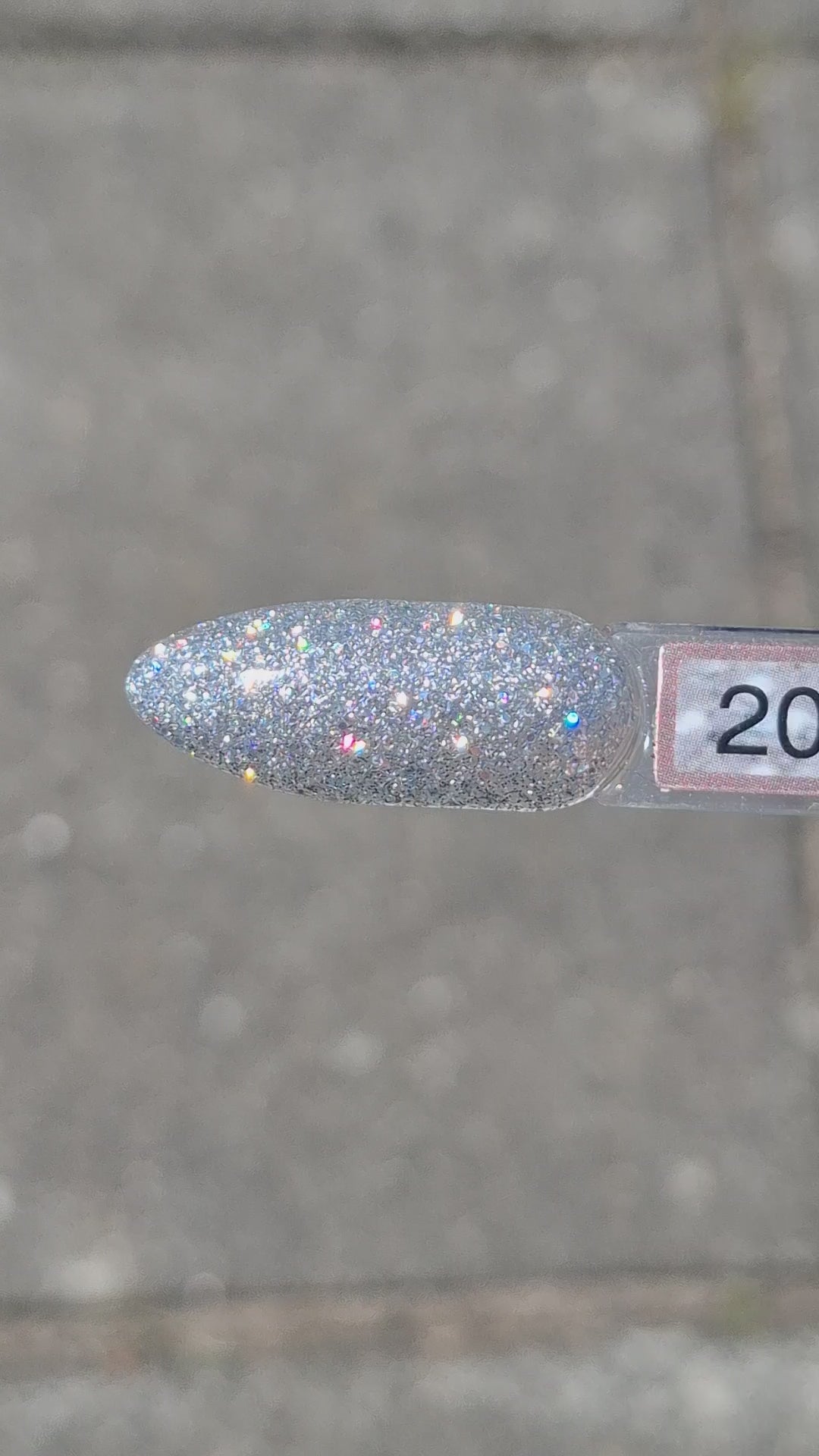 Quida Gelpolish 201 Silver Rain - zilver glitter gelpolish aangebracht op nagels in het zonlicht, 15ml