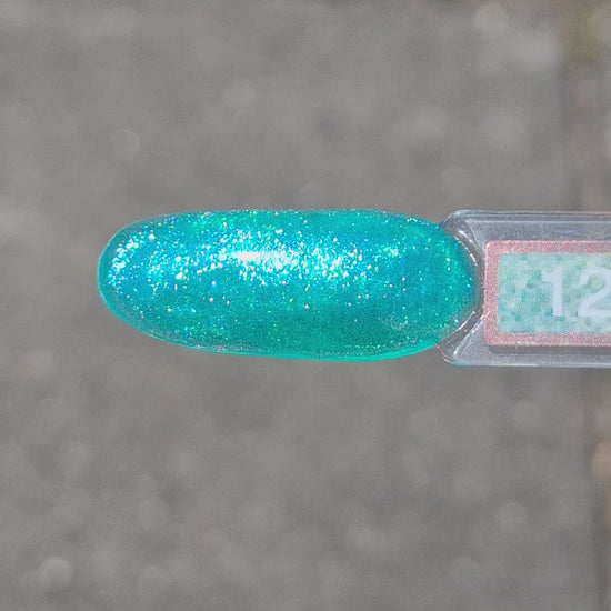 Quida Buildergel 12 Aqua Sparkle - intens turquoise glitter shimmer hard gel buildergel in het zonlicht, textuur en consistentie zichtbaar 30gr