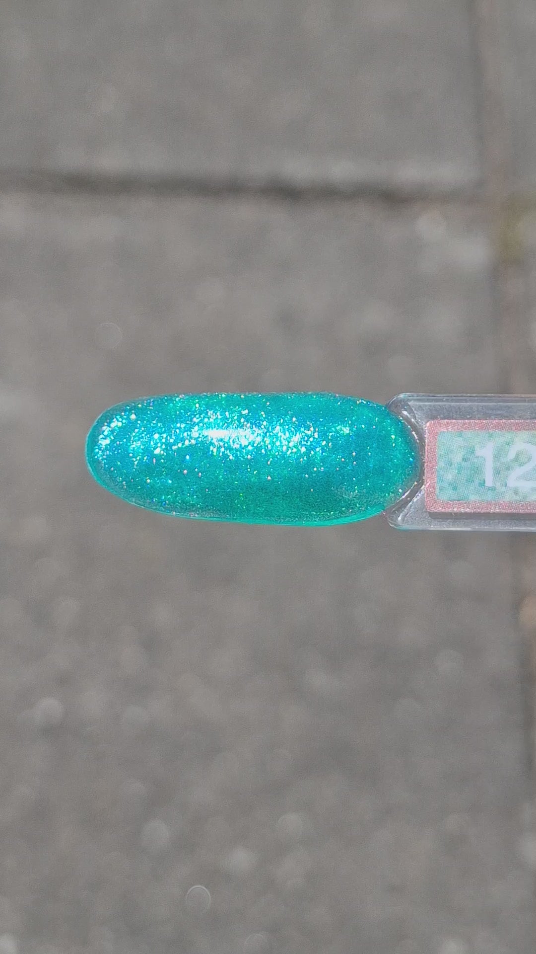 Quida Buildergel 12 Aqua Sparkle - intens turquoise glitter shimmer hard gel buildergel in het zonlicht, textuur en consistentie zichtbaar 30gr