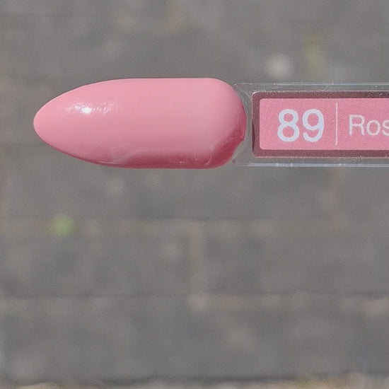 Quida Gelpolish 89 Rose Desire - warme diepe roze gelpolish aangebracht op nagels, 15ml