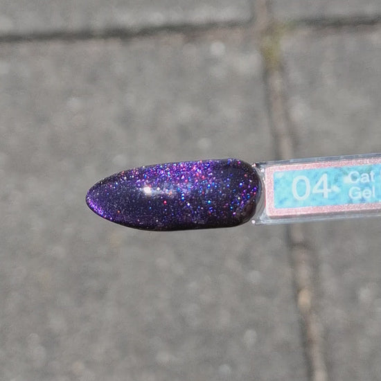 Quida Cat Eye Gelpolish 4 Glow - magnetisch paars-blauw cat eye-effect gelpolish aangebracht op nagels met magneet in het zonlicht, 15ml