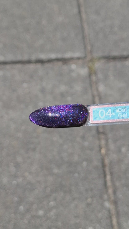 Quida Cat Eye Gelpolish 4 Glow - magnetisch paars-blauw cat eye-effect gelpolish aangebracht op nagels met magneet in het zonlicht, 15ml
