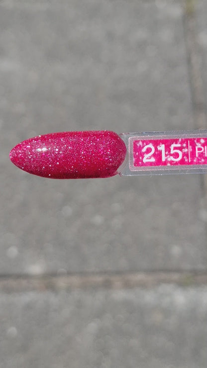 Quida Gelpolish 215 Planet Of Desire - warm frambozenrood met roze-rode glitter gelpolish aangebracht op nagels in het zonlicht, 15ml