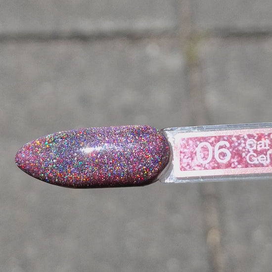 Quida Cat Eye Gelpolish 6 Dream - magnetisch roze-paars cat eye-effect gelpolish aangebracht op nagels met magneet in het zonlicht, 15ml