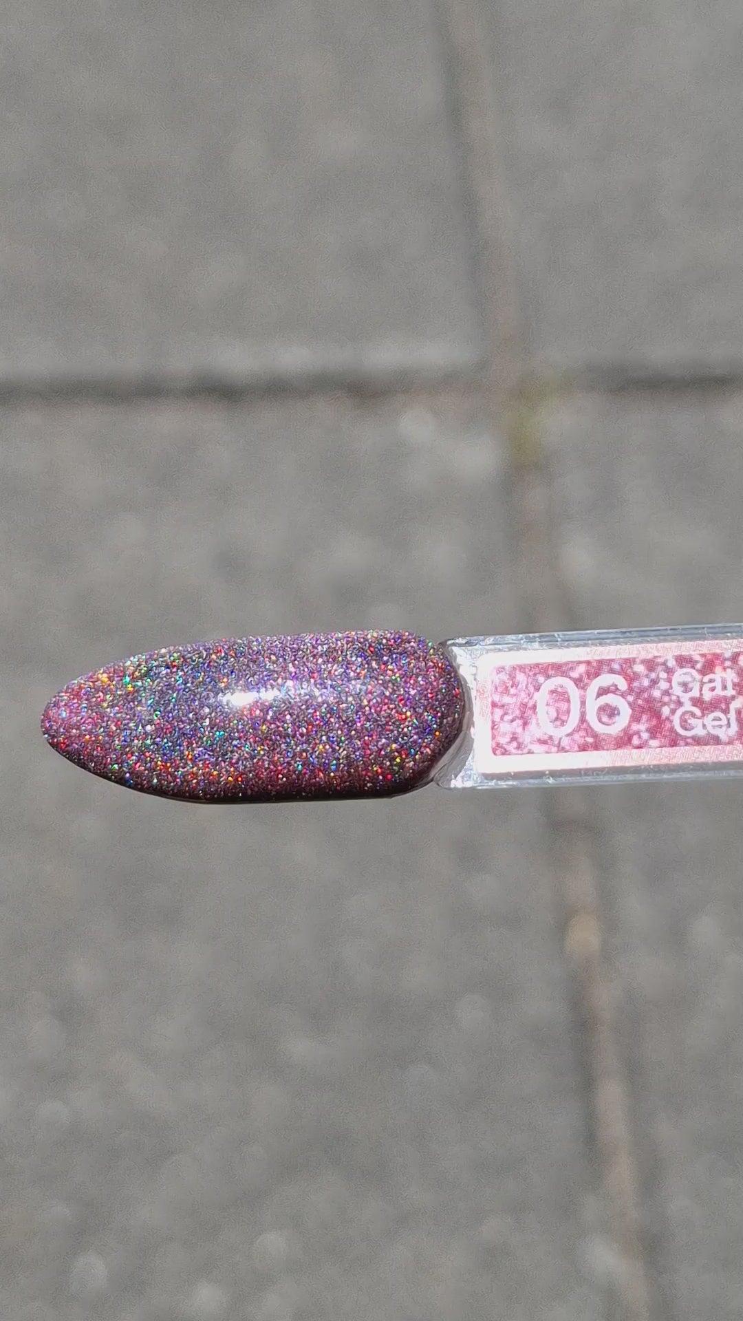 Quida Cat Eye Gelpolish 6 Dream - magnetisch roze-paars cat eye-effect gelpolish aangebracht op nagels met magneet in het zonlicht, 15ml