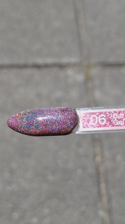 Quida Cat Eye Gelpolish 6 Dream - magnetisch roze-paars cat eye-effect gelpolish aangebracht op nagels met magneet in het zonlicht, 15ml