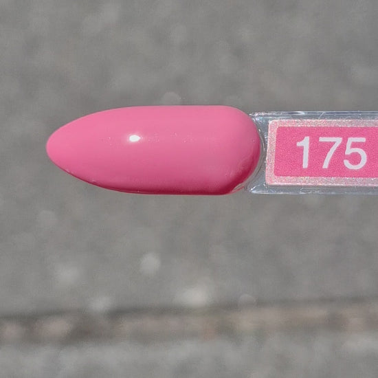 Quida Gelpolish 175 Hot Rose - warm knalroze gelpolish aangebracht op nagels in de zon, 15ml