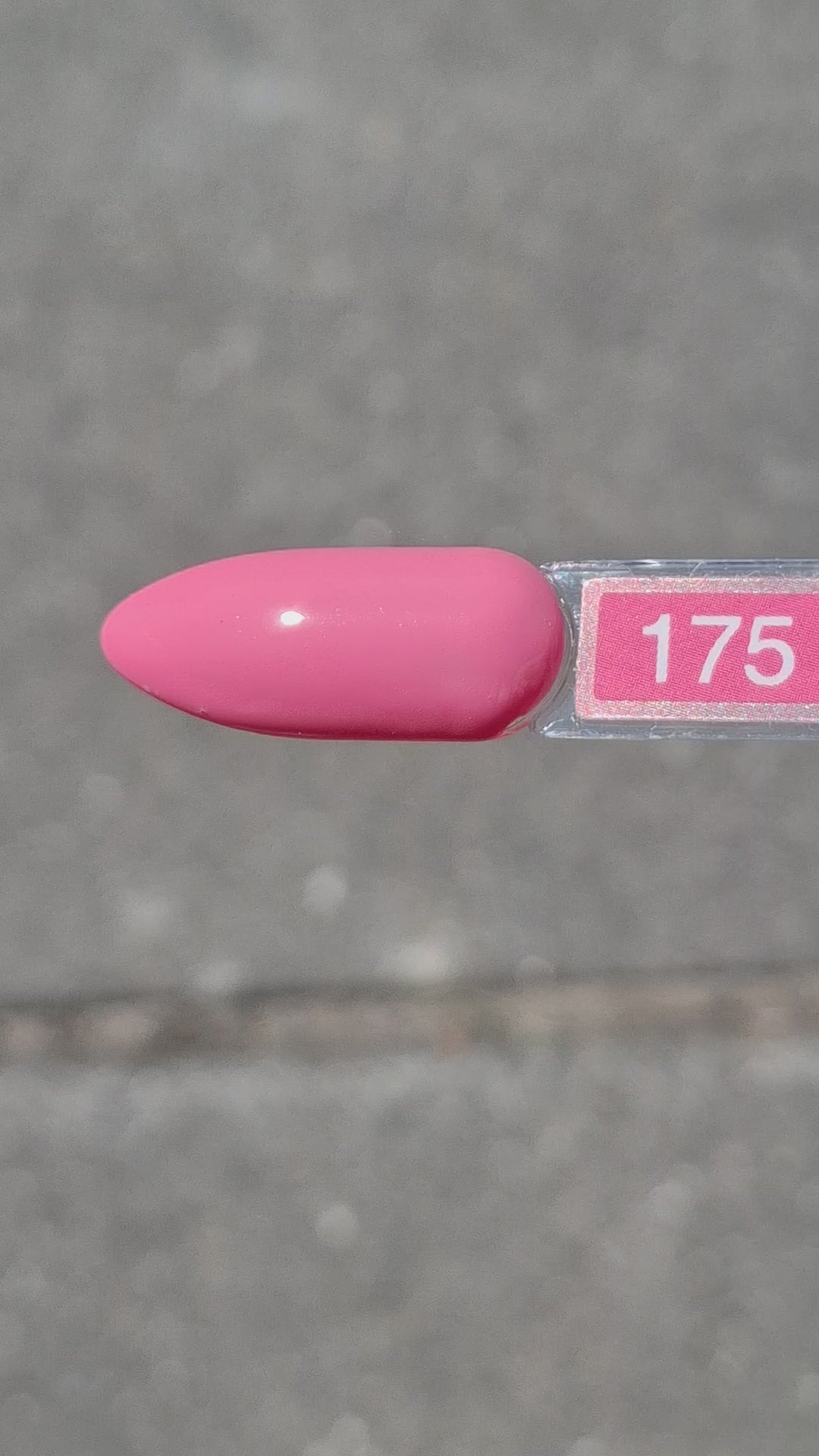 Quida Gelpolish 175 Hot Rose - warm knalroze gelpolish aangebracht op nagels in de zon, 15ml