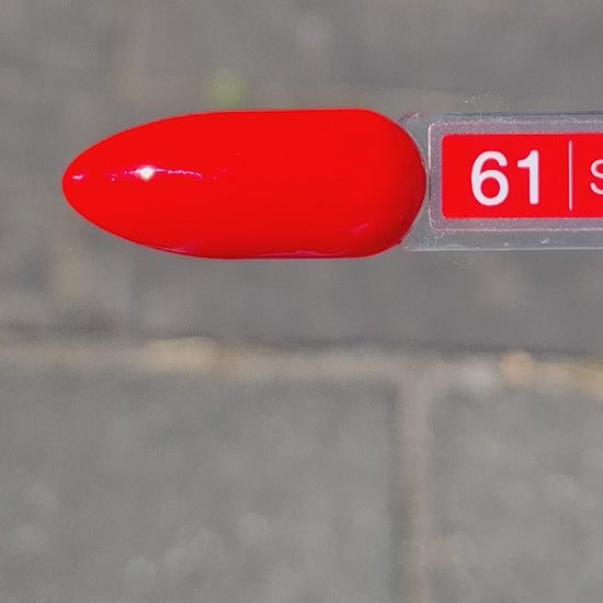 Quida Gelpolish 61 Samba in gebruik - zie hoe deze vurige rood-oranje gelpolish wordt aangebracht voor een perfect resultaat dat 3+ weken mooi blijft.