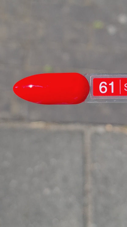 Quida Gelpolish 61 Samba in gebruik - zie hoe deze vurige rood-oranje gelpolish wordt aangebracht voor een perfect resultaat dat 3+ weken mooi blijft.