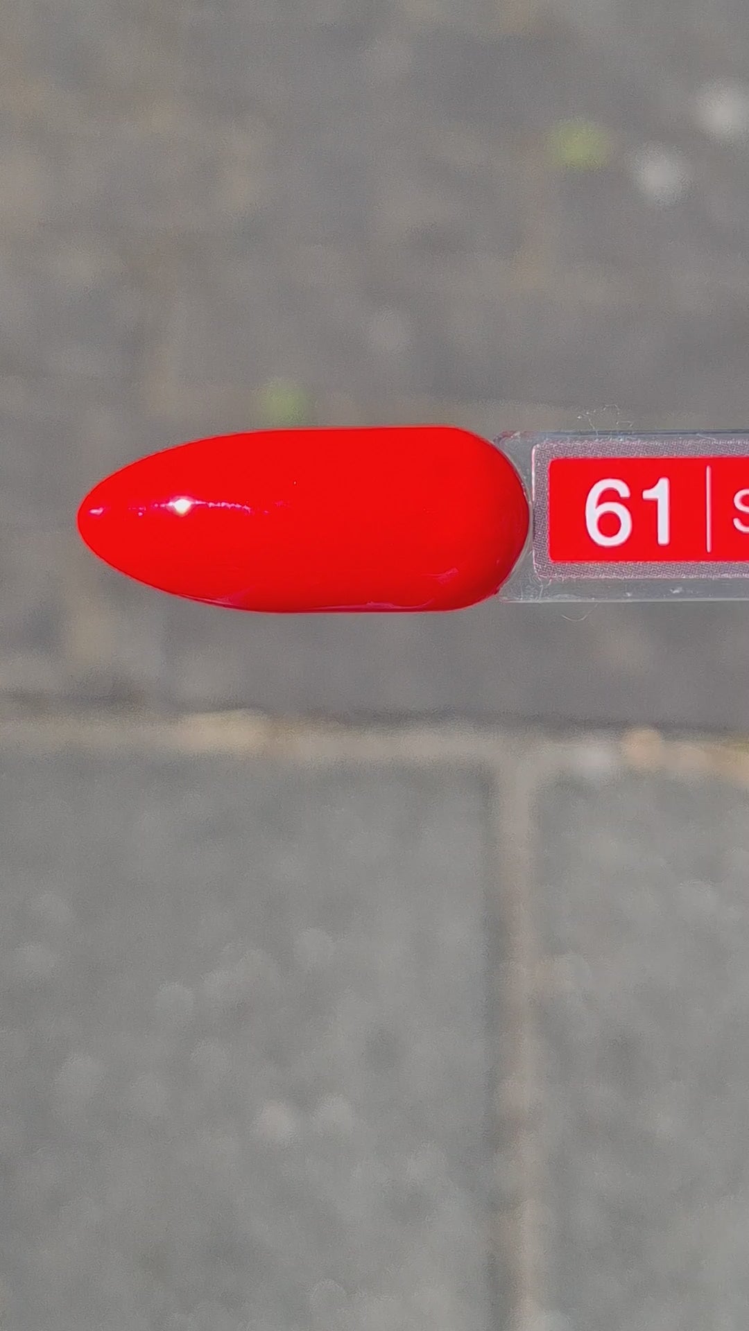 Quida Gelpolish 61 Samba in gebruik - zie hoe deze vurige rood-oranje gelpolish wordt aangebracht voor een perfect resultaat dat 3+ weken mooi blijft.