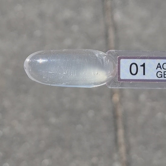 Quida Acrylgel 1 Clear - transparante acrylgel tube 60gr in het zonlicht, textuur en consistentie zichtbaar