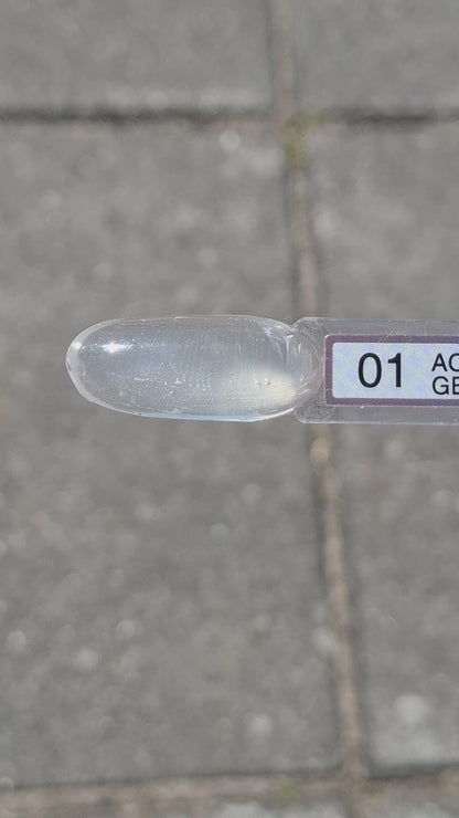 Quida Acrylgel 1 Clear - transparante acrylgel tube 60gr in het zonlicht, textuur en consistentie zichtbaar