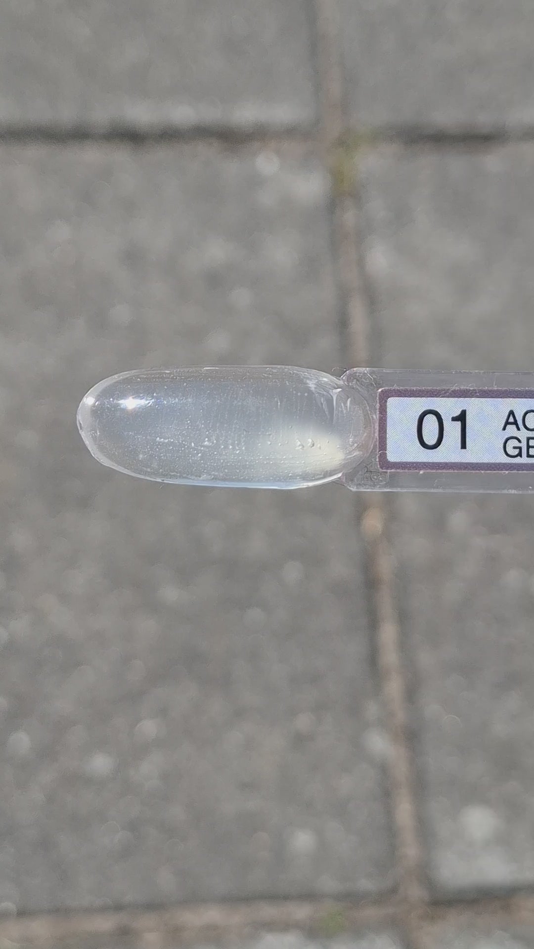 Quida Acrylgel 1 Clear - transparante acrylgel tube 60gr in het zonlicht, textuur en consistentie zichtbaar