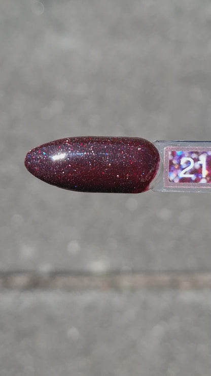 Quida Gelpolish 216 Out Of This World - diep pruimrood met bordeaux microglitter gelpolish aangebracht op nagels in het zonlicht, 15ml