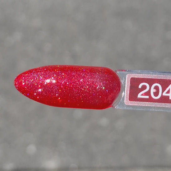 Quida Gelpolish 204 Prismatica - diep rood met prismatische glitter gelpolish aangebracht op nagels in het zonlicht, 15ml
