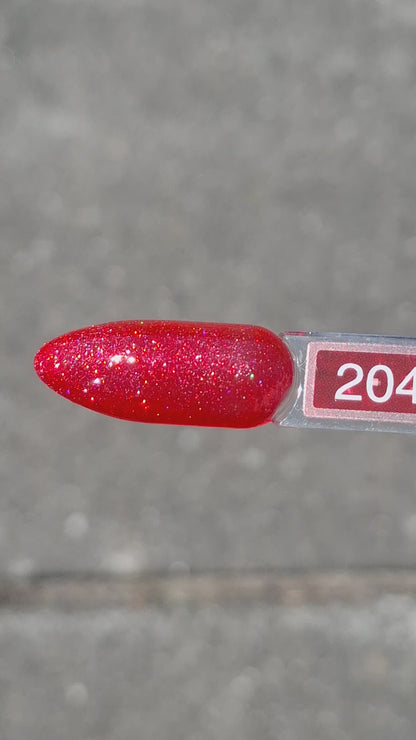 Quida Gelpolish 204 Prismatica - diep rood met prismatische glitter gelpolish aangebracht op nagels in het zonlicht, 15ml