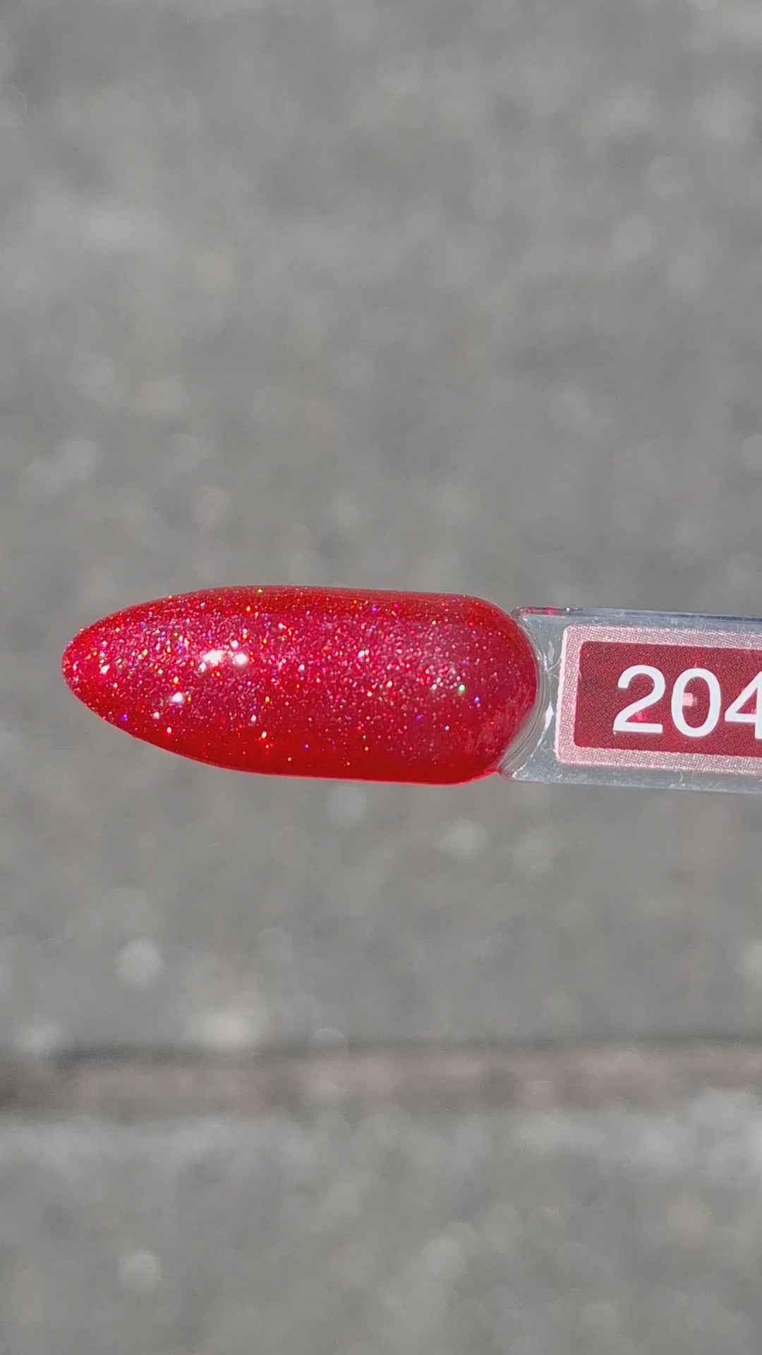 Quida Gelpolish 204 Prismatica - diep rood met prismatische glitter gelpolish aangebracht op nagels in het zonlicht, 15ml